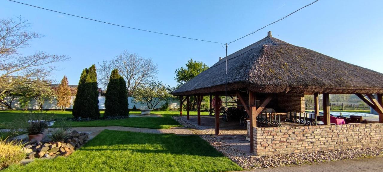 Village Garden Family Guest House Tiszakanyar Экстерьер фото