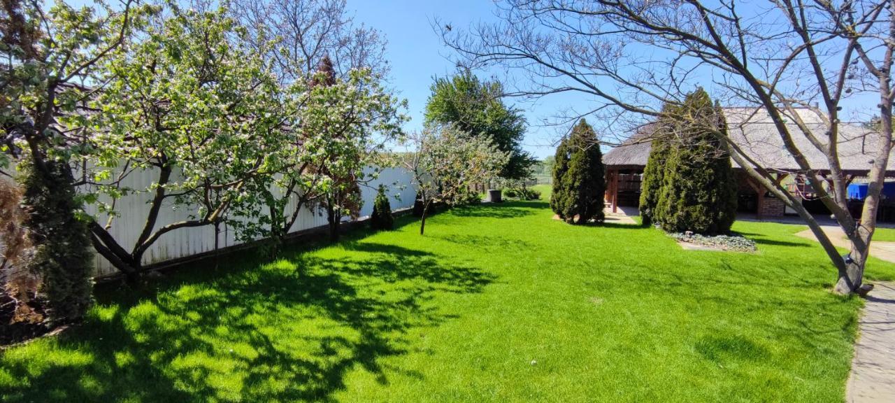 Village Garden Family Guest House Tiszakanyar Экстерьер фото