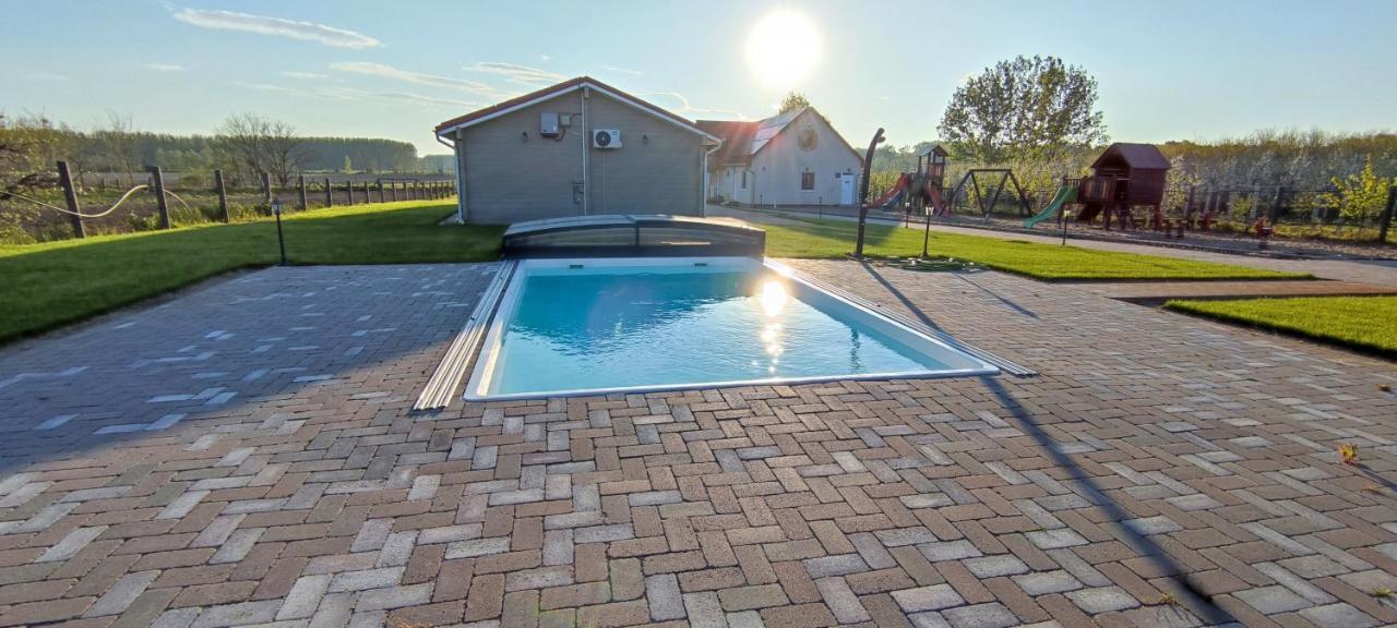 Village Garden Family Guest House Tiszakanyar Экстерьер фото