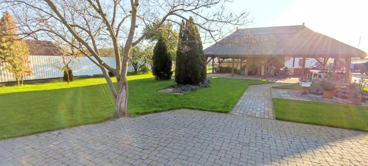 Village Garden Family Guest House Tiszakanyar Экстерьер фото
