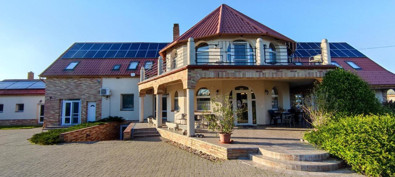 Village Garden Family Guest House Tiszakanyar Экстерьер фото