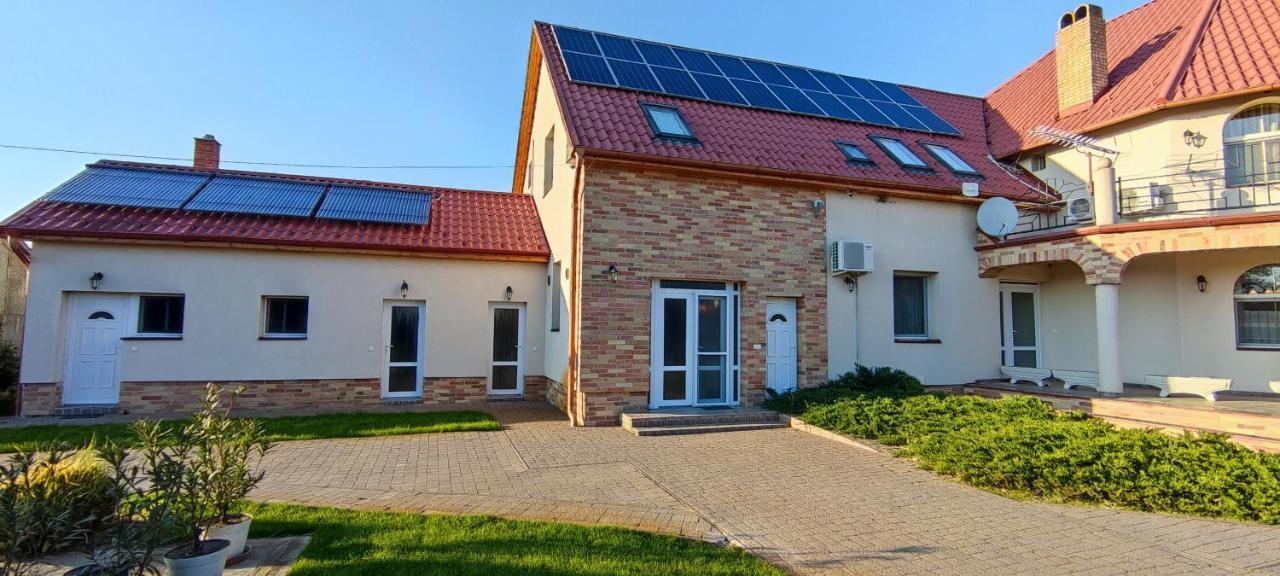 Village Garden Family Guest House Tiszakanyar Экстерьер фото