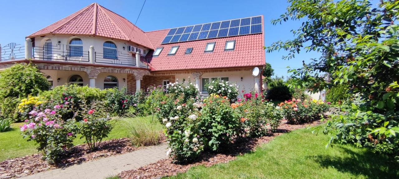 Village Garden Family Guest House Tiszakanyar Экстерьер фото