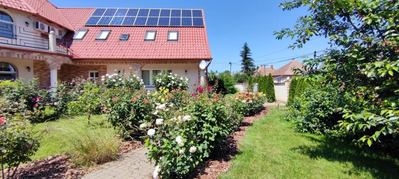 Village Garden Family Guest House Tiszakanyar Экстерьер фото